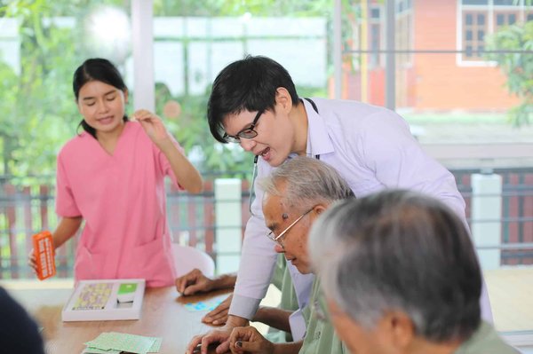 Les avantages de travailler dans une maison de retraite : une analyse complète